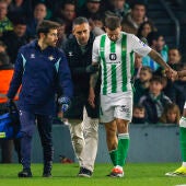 Aitor Ruibal se retira lesionado en el transcurso del Betis-Granada.