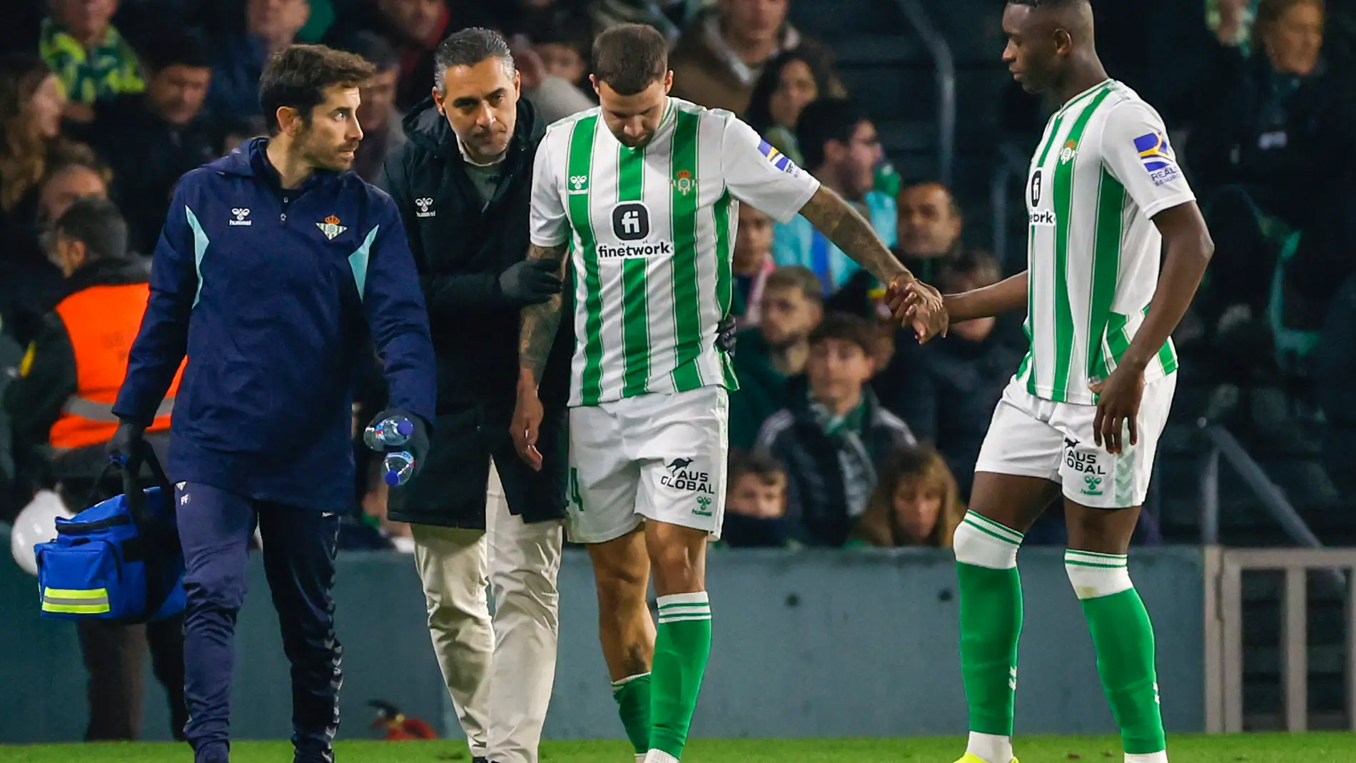 Aitor Ruibal se retira lesionado en el transcurso del Betis-Granada.