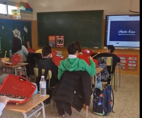 Los alumnos de un colegio de Retuerta del Bullaque se hacen virales aprendiendo música cofrade con xilófonos Los alumnos de un colegio de Retuerta del Bullaque se hacen virales aprendiendo música cofrade con xilófonos