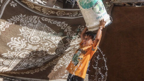 Un ni&ntilde;o palestino lav&aacute;ndose 