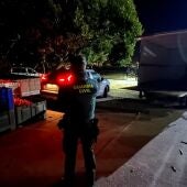 Agentes de la Guardia Civil interviene el camión con los 2.500 kilos de naranjas robadas