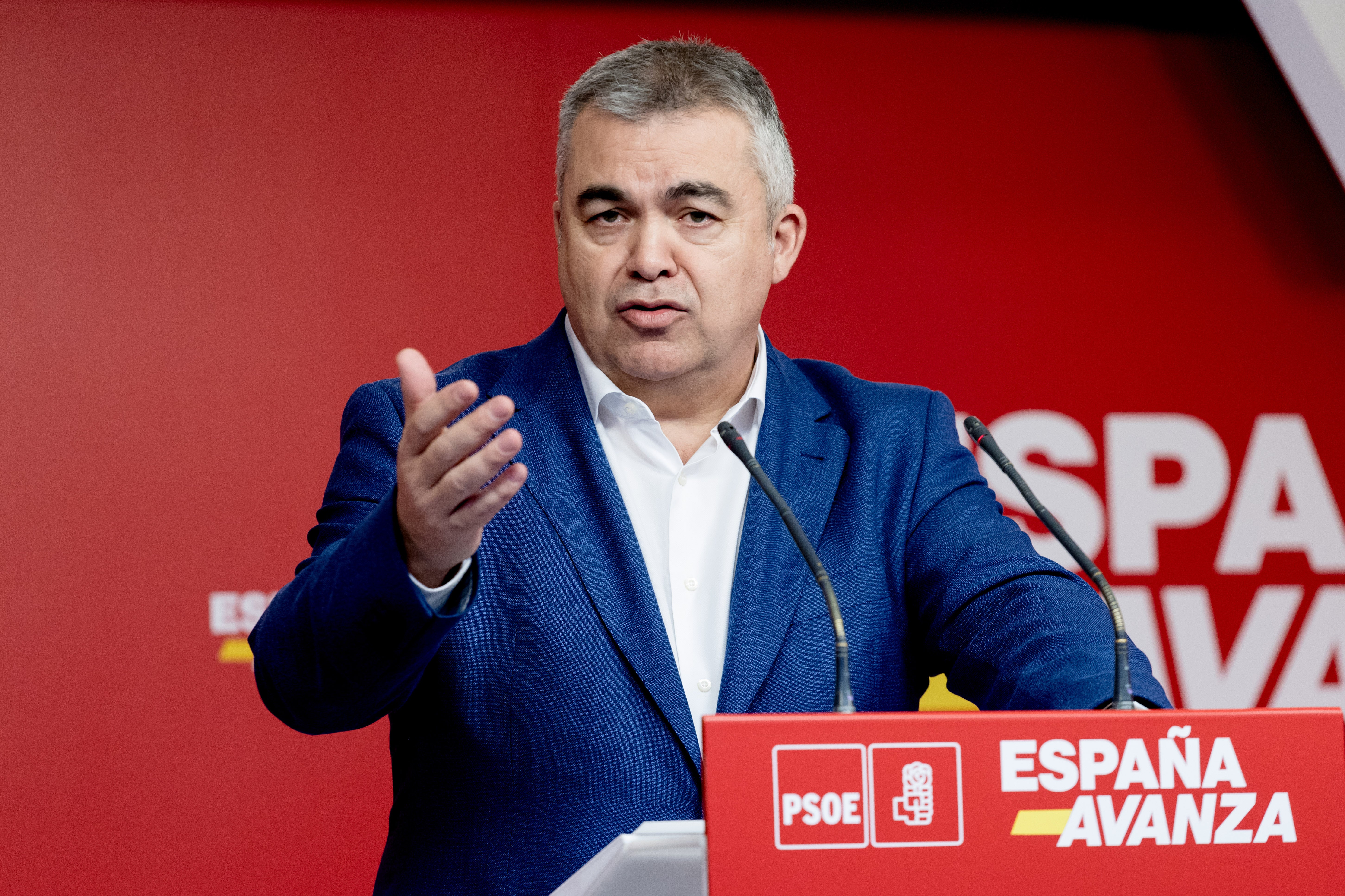La mujer de Santos Cerdán a la prensa: "En vez de estar aquí, lo que tenéis que hacer es ir a la puerta de 'la Ayuso' La mujer de Santos Cerdán a la prensa: "En vez de estar aquí, lo que tenéis que hacer es ir a la puerta de 'la Ayuso'