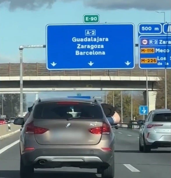 Investigan al titular del vehículo en el que uno de sus ocupantes viajaba enseñando las nalgas por la ventanilla Investigan al titular del vehículo en el que uno de sus ocupantes viajaba enseñando las nalgas por la ventanilla