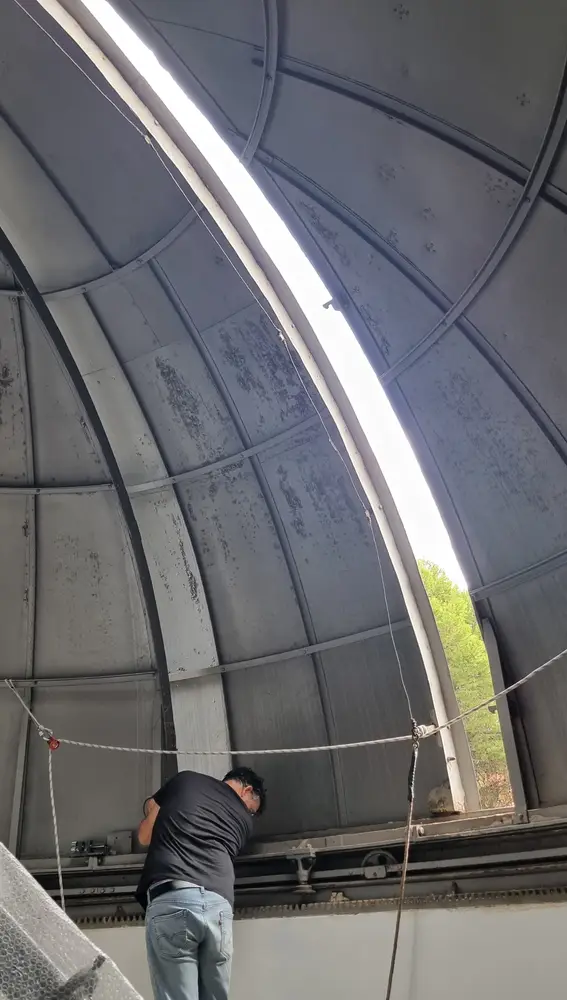 Organero, trabajando en la cúpula del observatorio