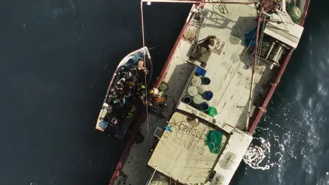 Momento en el que el 'Francisco y Catalina' rescata a medio centenar de inmigrantes. Momento en el que el 'Francisco y Catalina' rescata a medio centenar de inmigrantes.