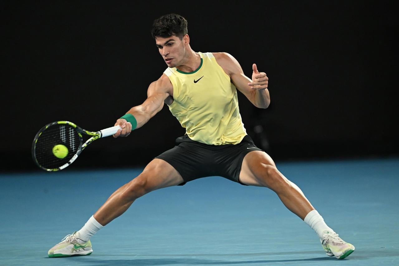 Carlos Alcaraz se impone a Gasquet en su estreno en Melbourne Carlos Alcaraz se impone a Gasquet en su estreno en Melbourne