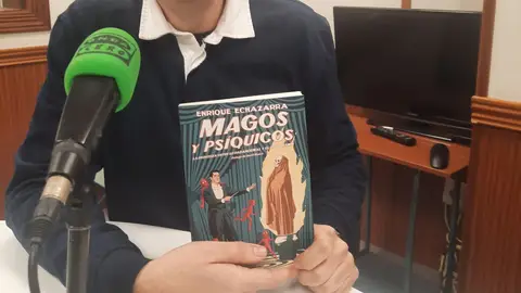 Enrique Echazarra y su libro Magos y psíquicos Enrique Echazarra y su libro Magos y psíquicos
