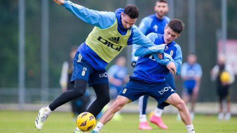 16-1 Borja S&aacute;nchez y Adri Fern&aacute;ndez disputan un bal&oacute;n en el entrenamiento en el Requex&oacute;n.