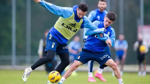16-1 Borja Sánchez y Adri Fernández disputan un balón en el entrenamiento en el Requexón. 16-1 Borja Sánchez y Adri Fernández disputan un balón en el entrenamiento en el Requexón.