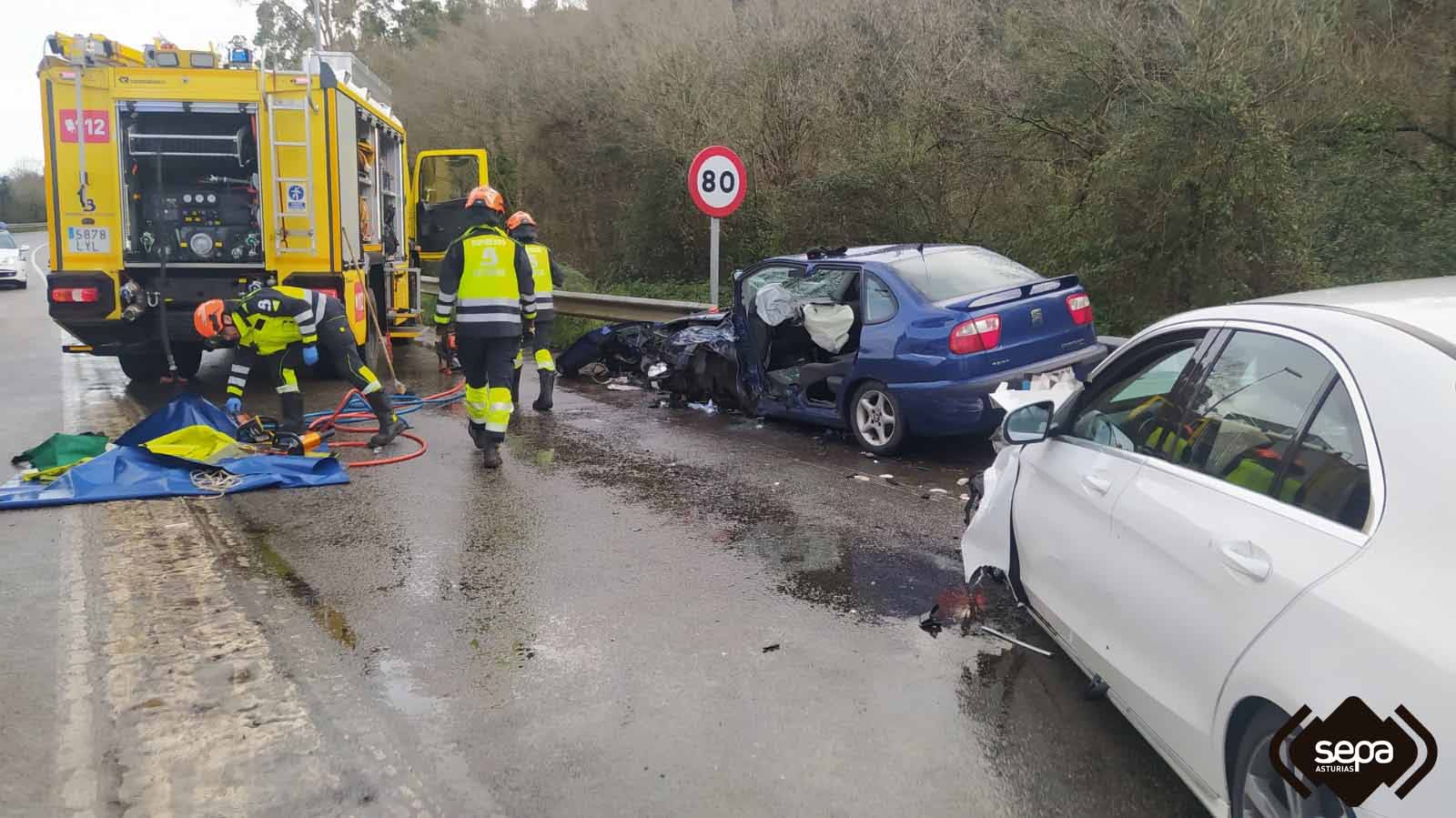 Tres heridos en un accidente de tráfico en los accesos a Luanco Tres heridos en un accidente de tráfico en los accesos a Luanco