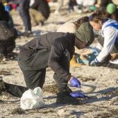 Voluntarios recogen pellets en una playa de Pontevedra