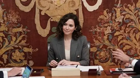 El Ayuntamiento de Alcalá de Henares acoge hoy el Consejo de Gobierno de la Comunidad de Madrid a petición de Isabel Díaz Ayuso Isabel Díaz Ayuso en un Consejo de Gobierno de la Comunidad de Madrid desarrollado en Alcalá de Henares