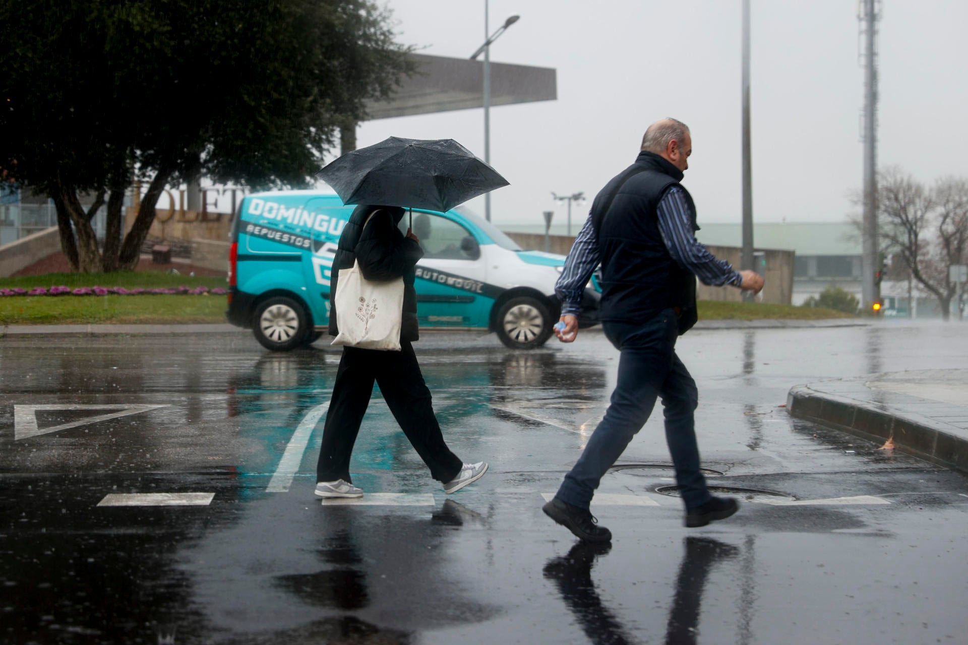 Fuertes rachas de viento, olas de hasta 7 metros y lluvia activan los avisos en 24 provincias Fuertes rachas de viento, olas de hasta 7 metros y lluvia activan los avisos en 24 provincias