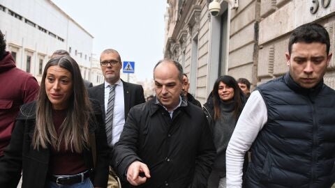  La portavoz de Junts en el Congreso, Miriam Nogueras; el diputado de Junts Josep Maria Cruset y el secretario general de Junts per Catalunya, Jordi Turull, a su salida de una reuni&oacute;n con el secretario de Organizaci&oacute;n del PSOE, en el Congreso de los Diputados, a 17 de enero de 2024, en Madrid (Espa&ntilde;a).