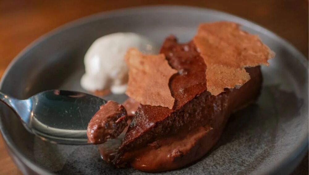 Tarta de chocolate con helado de queso de oveja