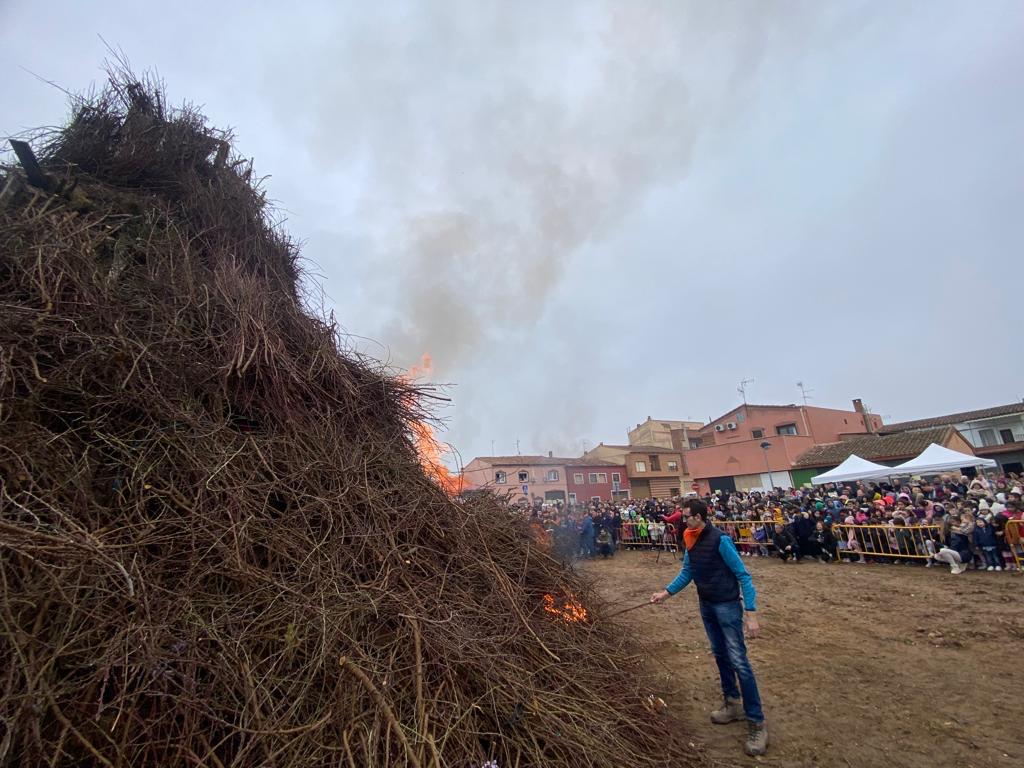 Rincón de Soto mantiene la tradición de la hoguera de San Antón Rincón de Soto mantiene la tradición de la hoguera de San Antón