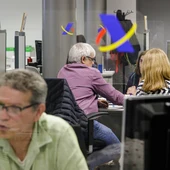 Varias personas son atendidas en la Agencia Tributaria para presentar la declaración de la renta Varias personas son atendidas en la Agencia Tributaria para presentar la declaración de la renta