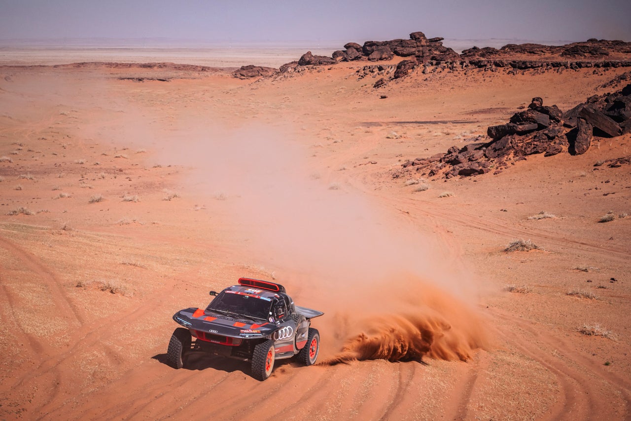 Sainz acaricia su cuarto Dakar y Loeb se hunde en la clasificación Sainz acaricia su cuarto Dakar y Loeb se hunde en la clasificación