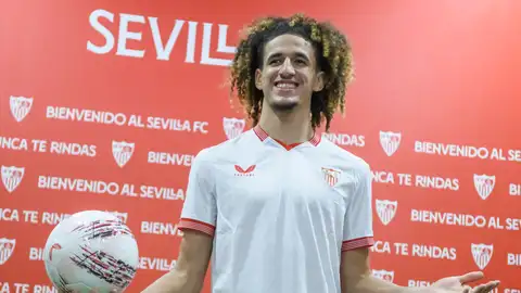 El centrocampista tunecino de 21 años Hannibal Mejbri durante su presentación como nuevo jugador del Sevilla FC al que llega cedido del Manchester United inglés, este miércoles en el estadio Ramón Sánchez Pizjúan de la capital hispalense El centrocampista tunecino de 21 años Hannibal Mejbri durante su presentación como nuevo jugador del Sevilla FC al que llega cedido del Manchester United inglés, este miércoles en el estadio Ramón Sánchez Pizjúan de la capital hispalense