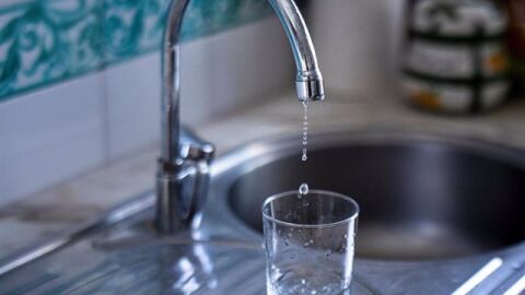 Imágenes de recurso de un grifo de agua de uso doméstico goteando.