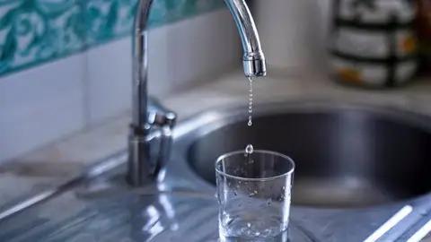 Imágenes de recurso de un grifo de agua de uso doméstico goteando. Imágenes de recurso de un grifo de agua de uso doméstico goteando.