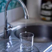 Imágenes de recurso de un grifo de agua de uso doméstico goteando. Imágenes de recurso de un grifo de agua de uso doméstico goteando.