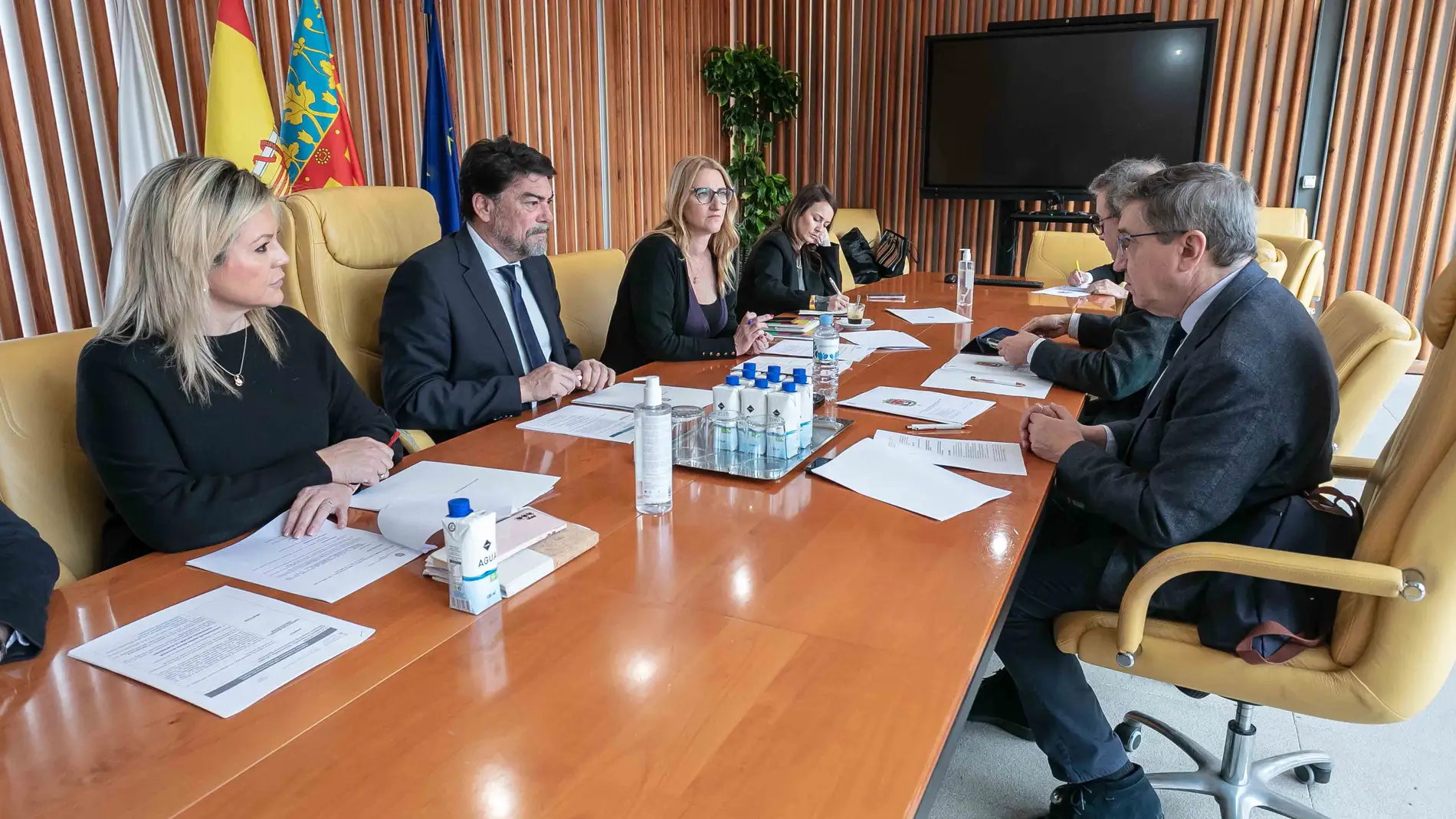 El alcalde de Alicante, Luis Barcala, con el conseller de Educación, José A. Rovira, y sus respectivos equipos de Educación y Empleo