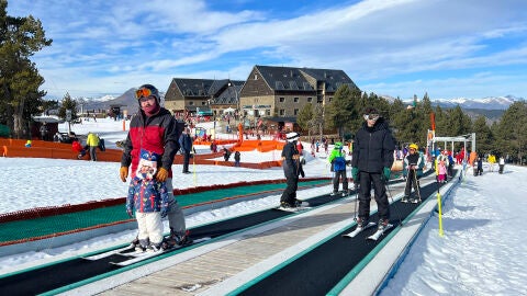 Una pista d'esqu&iacute; del Pirineu de Lleida en ple funcionament