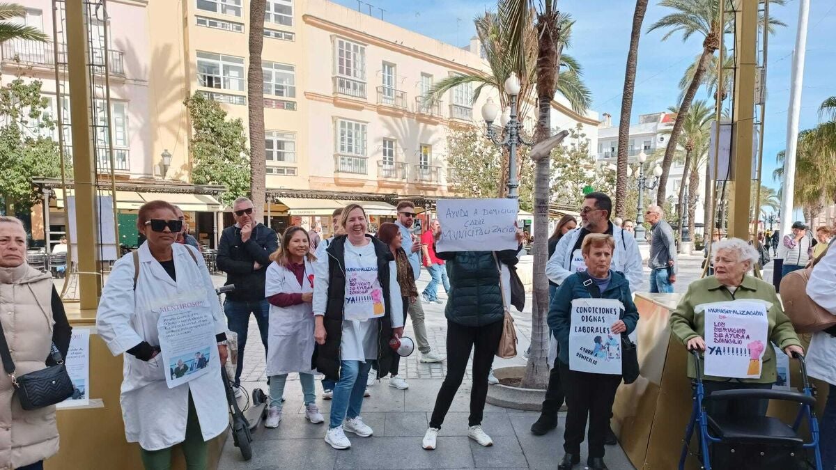 El comité de empresa de Ayuda a Domicilio de Cádiz, escéptico ante la reunión de hoy con el alcalde El comité de empresa de Ayuda a Domicilio de Cádiz, escéptico ante la reunión de hoy con el alcalde