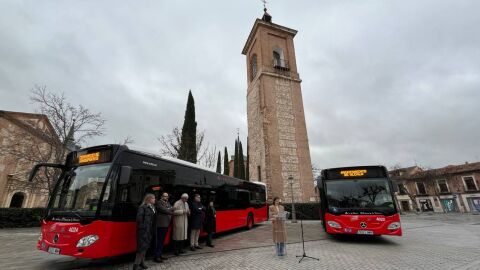 Presentaci&oacute;n de dos de los siete nuevo veh&iacute;culos h&iacute;bridos que se incorporan a la flota de autobuses urbanos de Alcal&aacute; de Henares