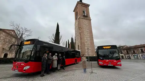 Con la incorporación de siete nuevos vehículos híbridos, más de la mitad de la flota de autobuses urbanos de Alcalá ya es sostenible Presentación de dos de los siete nuevo vehículos híbridos que se incorporan a la flota de autobuses urbanos de Alcalá de Henares