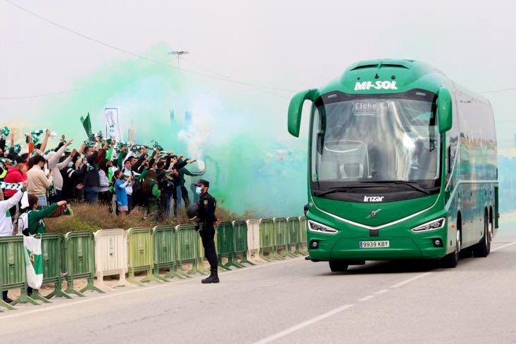 La Comisión contra la Violencia propone multar con 10.000 euros al Elche CF por desobedecer a la policía en la llegada del equipo al estadio La Comisión contra la Violencia propone multar con 10.000 euros al Elche CF por desobedecer a la policía en la llegada del equipo al estadio