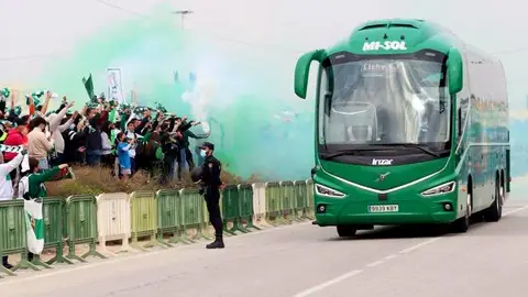 Imagen de archivo de un recibimiento especial al autobús del Elche en el estadio Martínez Valero Imagen de archivo de un recibimiento especial al autobús del Elche en el estadio Martínez Valero