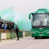 Imagen de archivo de un recibimiento especial al autobús del Elche en el estadio Martínez Valero