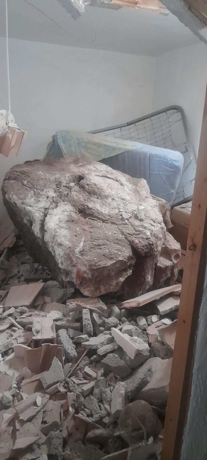 Un desprendimiento hace peligrar varias viviendas en Lújar Un desprendimiento hace peligrar varias viviendas en Lújar