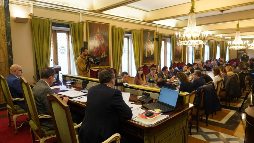 El PP aprueba un presupuesto "riguroso" frente a las críticas de la oposición por su reducción y tardanza El PP aprueba un presupuesto "riguroso" frente a las críticas de la oposición por su reducción y tardanza