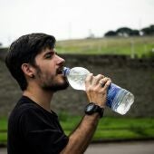 Los riesgos de beber mucha agua al día