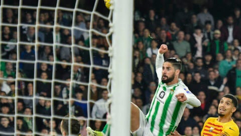 Isco marca el 2-2 en el Betis-Barcelona de la temporada 23-24.