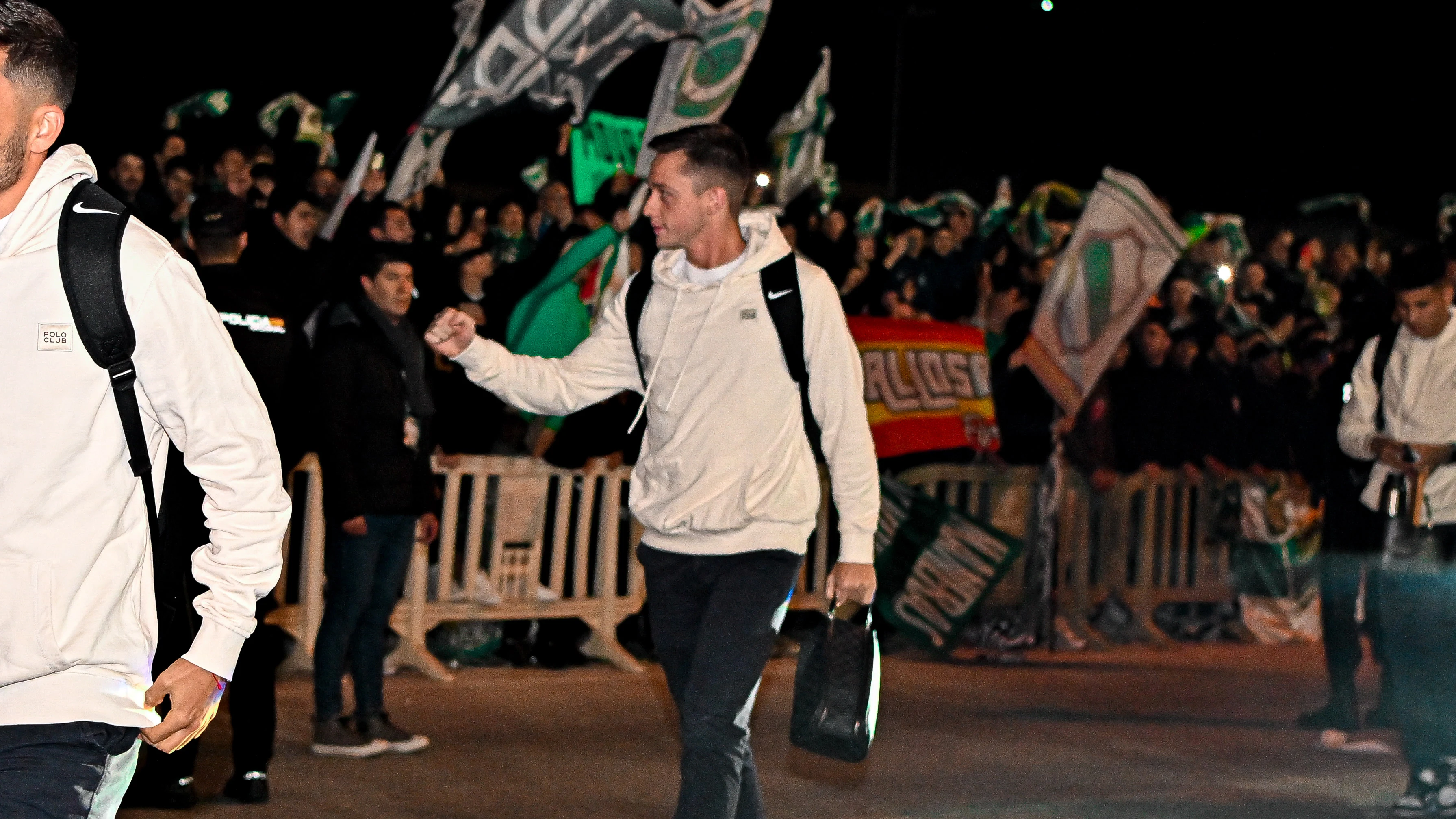 Los jugadores del Elche se bajan del autobús para ser recibidos por la afición Los jugadores del Elche se bajan del autobús para ser recibidos por la afición