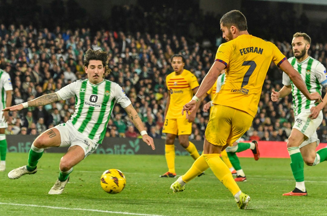 El Barcelona golea al Betis y se mantiene en la pelea por LaLiga El Barcelona golea al Betis y se mantiene en la pelea por LaLiga