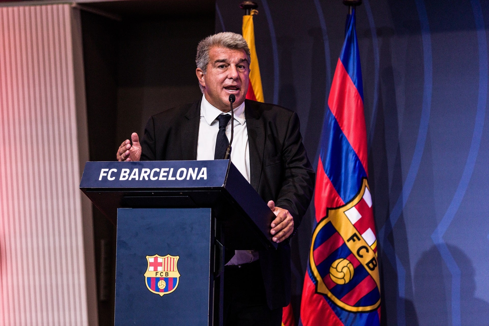 Joan Laporta: "Lo que pasó en el Bernabéu fue una vergüenza, el colectivo arbitral tiene que dar respuestas" Joan Laporta: "Lo que pasó en el Bernabéu fue una vergüenza, el colectivo arbitral tiene que dar respuestas"