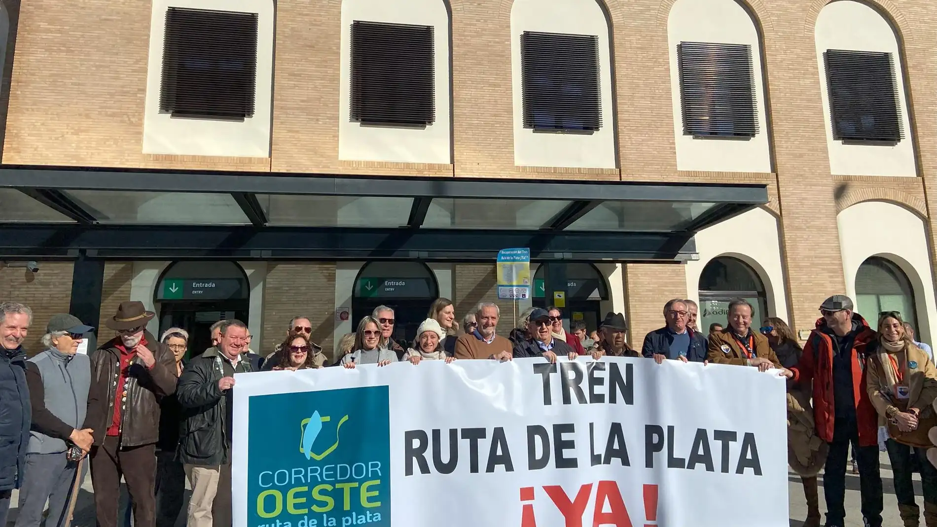 Cinco localidades extremeñas se sumaron este domingo a las reivindicaciones por la reapertura del tren Ruta de la Plata