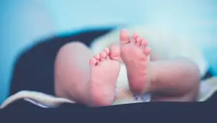 Pies de un bebé recién nacido