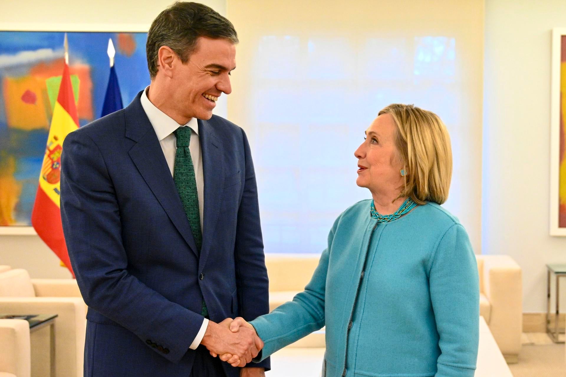 Sánchez recibe a Hillary Clinton en Moncloa por segunda vez en menos de un año Sánchez recibe a Hillary Clinton en Moncloa por segunda vez en menos de un año