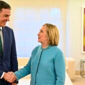 Sánchez recibe a Hillary Clinton en Moncloa por segunda vez en menos de un año
