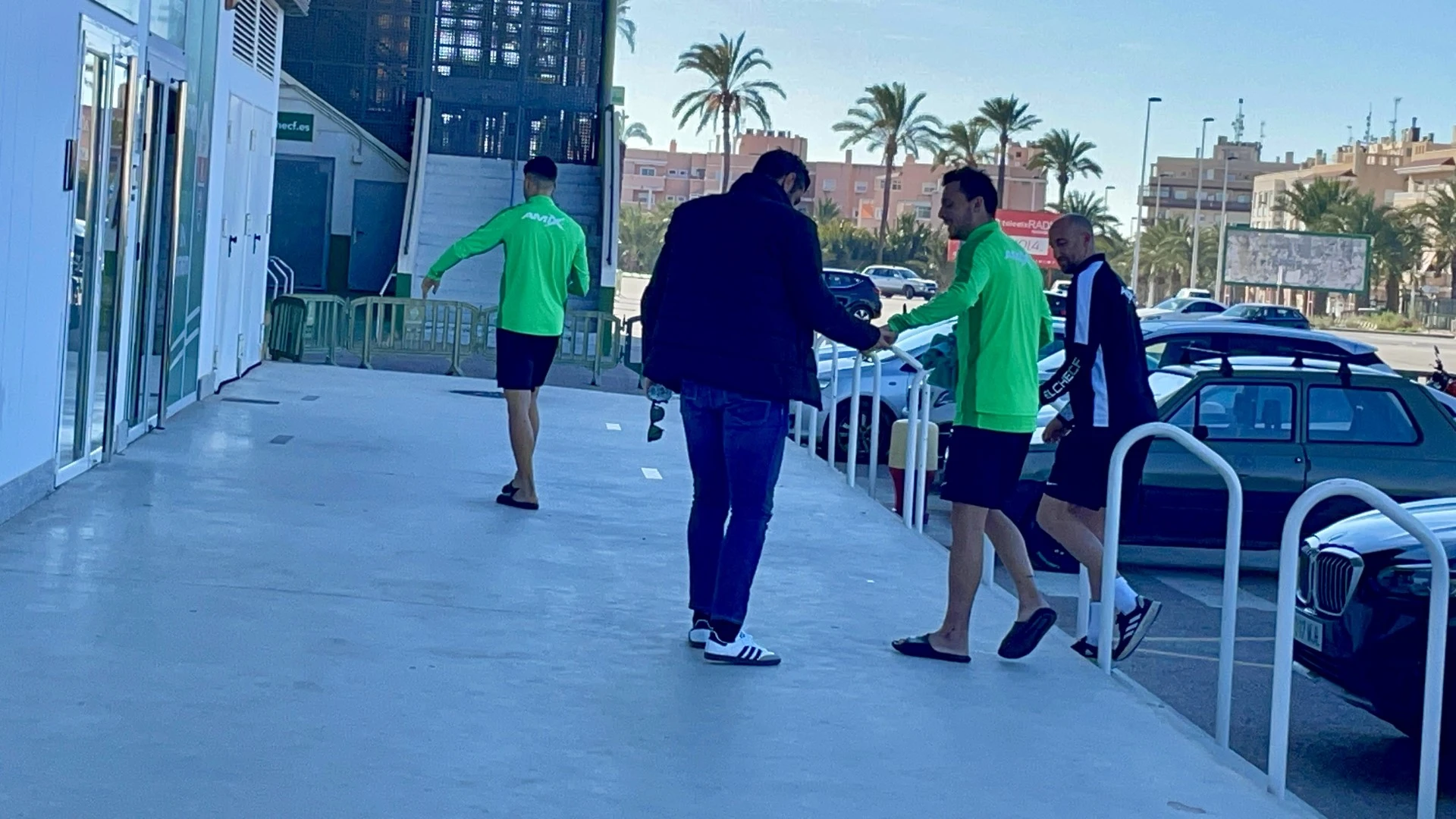 Fidel Chaves, Antonio Barragán, Óscar Plano y Aitor Soler, en la puerta 0 del estadio Martínez Valero Elche: Óscar Plano camina hacia su recuperación