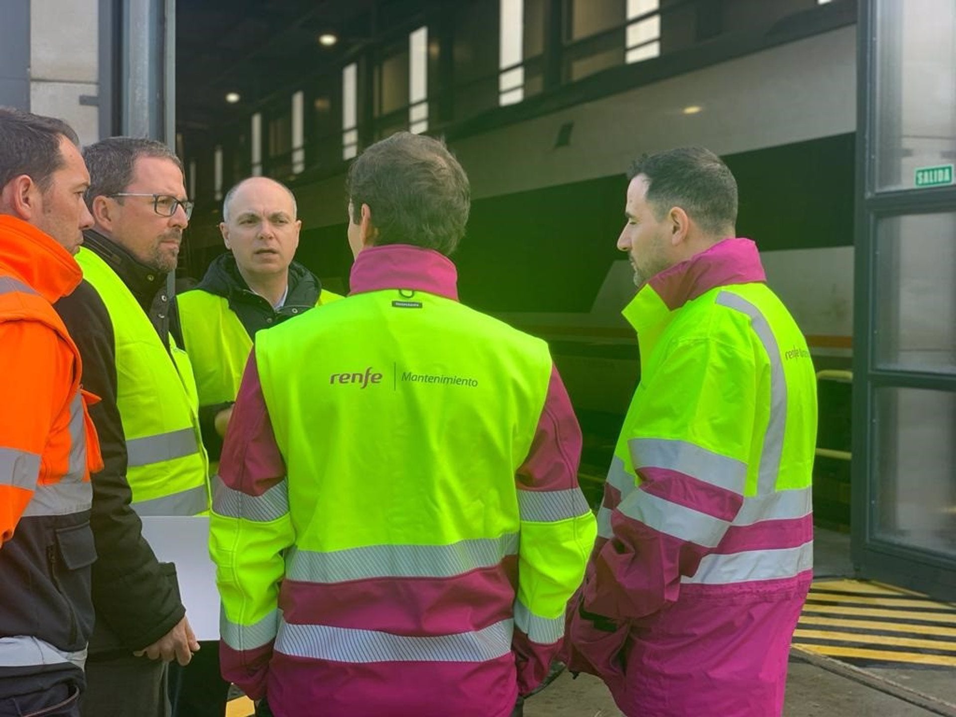 El presidente de Renfe visita la base de mantenimiento de trenes en Badajoz El presidente de Renfe visita la base de mantenimiento de trenes en Badajoz