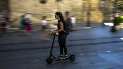 Joven montando en patinete elétrico