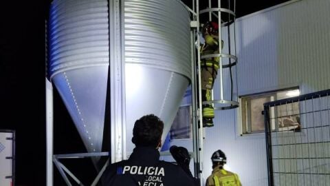 Rescatan a una persona atrapada en el interior de un silo de una gran de pollos