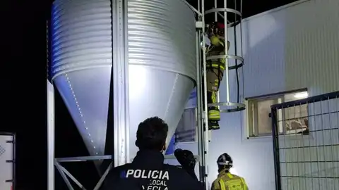 Rescatan a una persona atrapada en el interior de un silo de una gran de pollos Rescatan a una persona atrapada en el interior de un silo de una gran de pollos